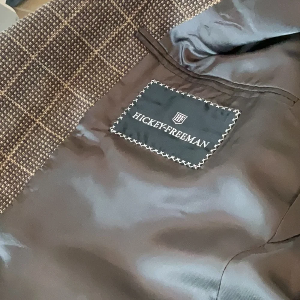 Hickey Freeman two button front sports jacket, brown/tan, size 43L